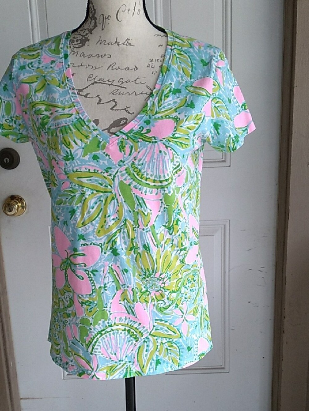 Lilly Pulitzer Michele Coconut Grove Floral V Neck Tee Size Medium (A48)